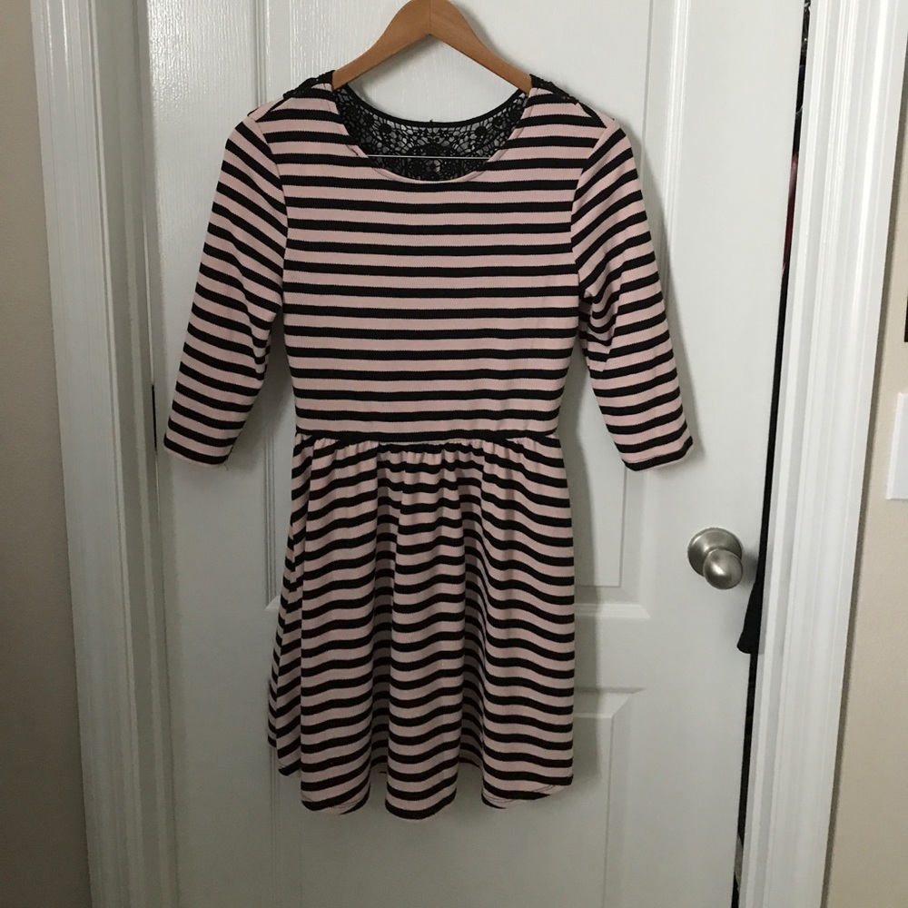 🌷 Pink and black striped dress with lace back🌷
