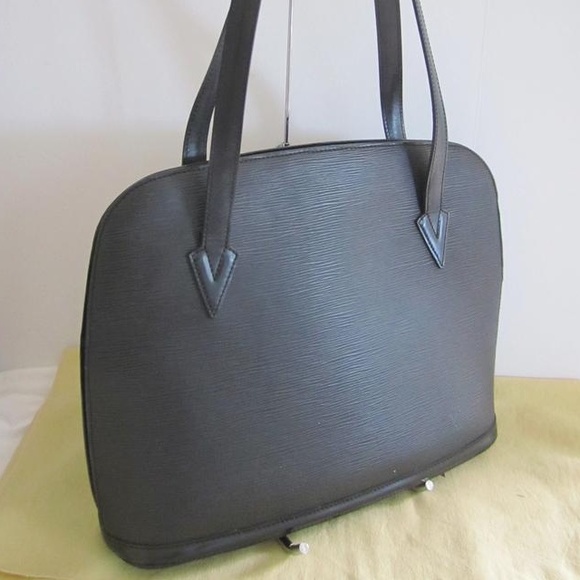 SOLD! AUTH. Louis Vuitton Epi Lussac - Picture 2 of 8