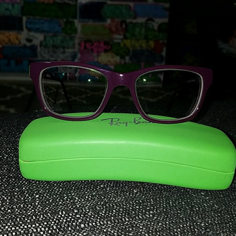 Cosmopolitan eyeglass frame