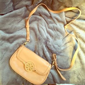 Tory burch cross body bag. Beige.