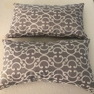 2 decorative pillows
