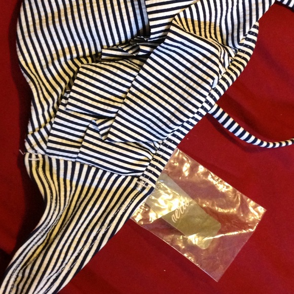 Brand New Aerie Navy and White Ruffled Bikini Top - Picture 3 of 8