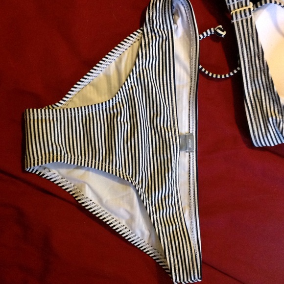 Brand New Aerie Navy and White Ruffled Bikini Top - Picture 6 of 8