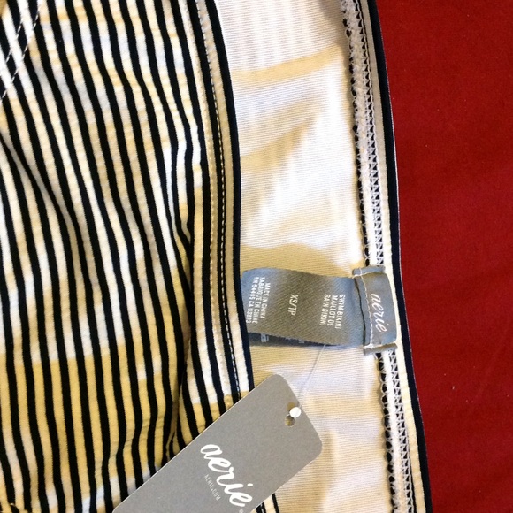 Brand New Aerie Navy and White Ruffled Bikini Top - Picture 7 of 8