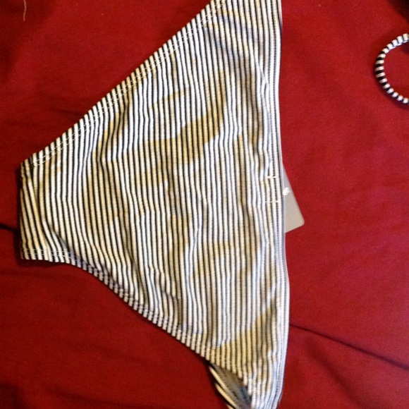 Brand New Aerie Navy and White Ruffled Bikini Top - Picture 8 of 8