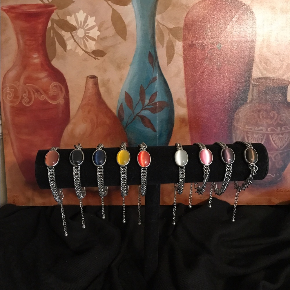 Silver bracelet with colored centered accent!