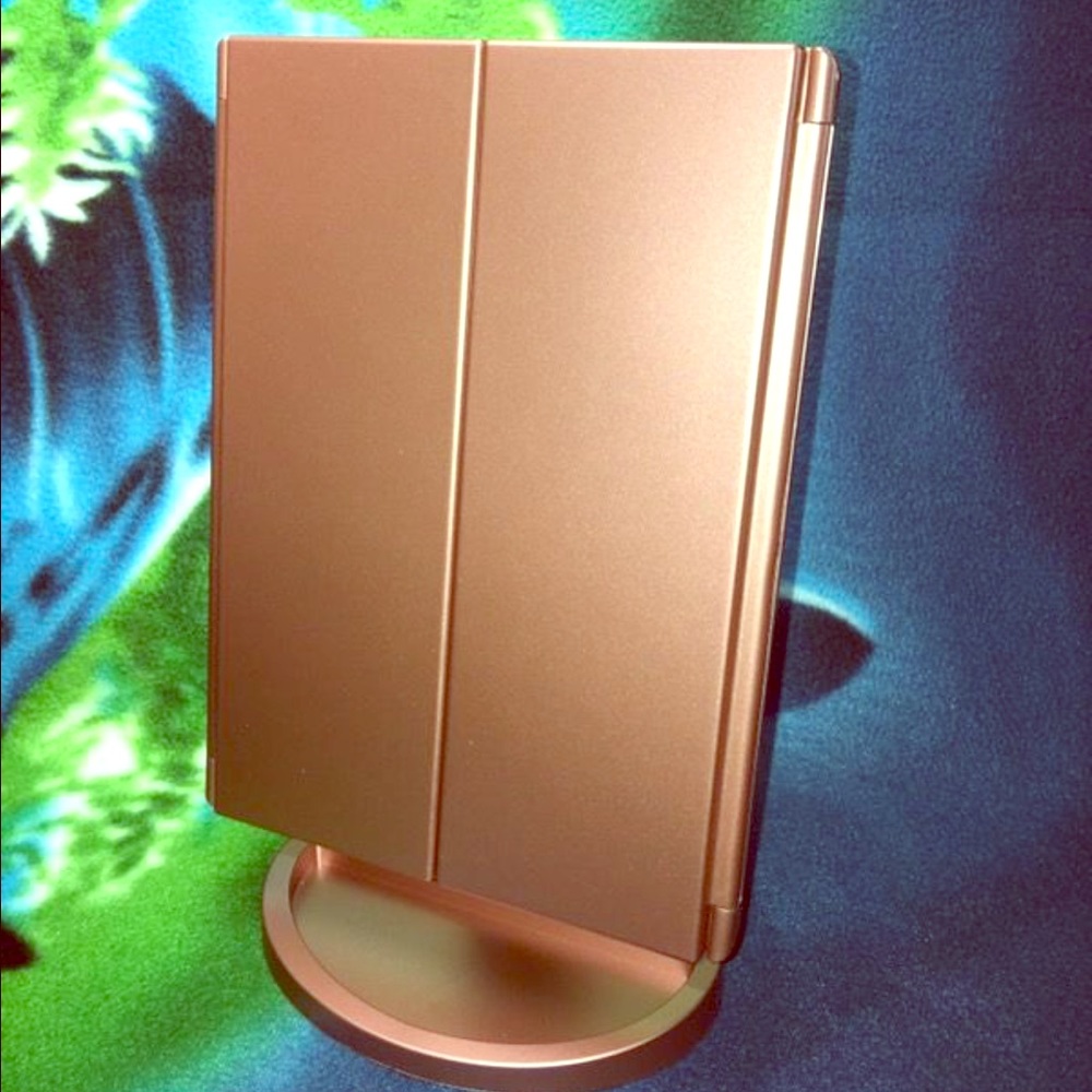 Tri-fold lighted vanity makeup mirror
