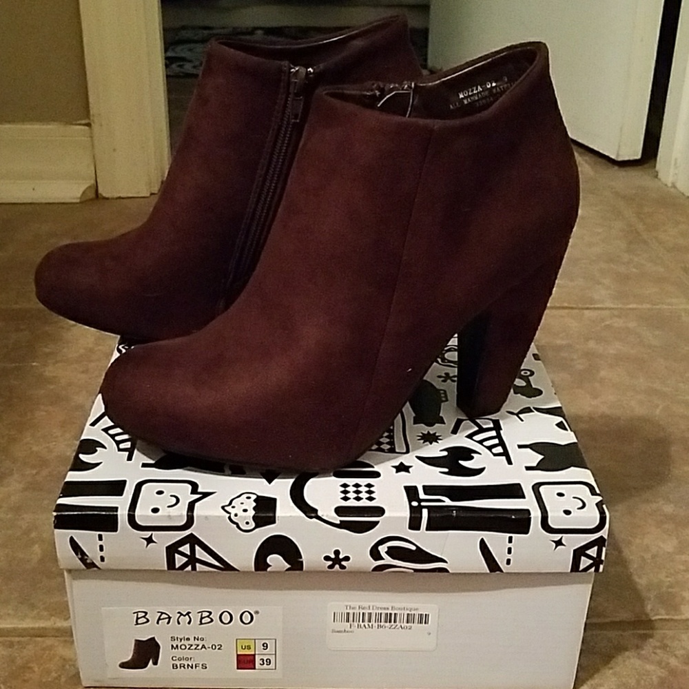 RED DRESS BOUTIQUE SUEDE BOOTIES SZ9*