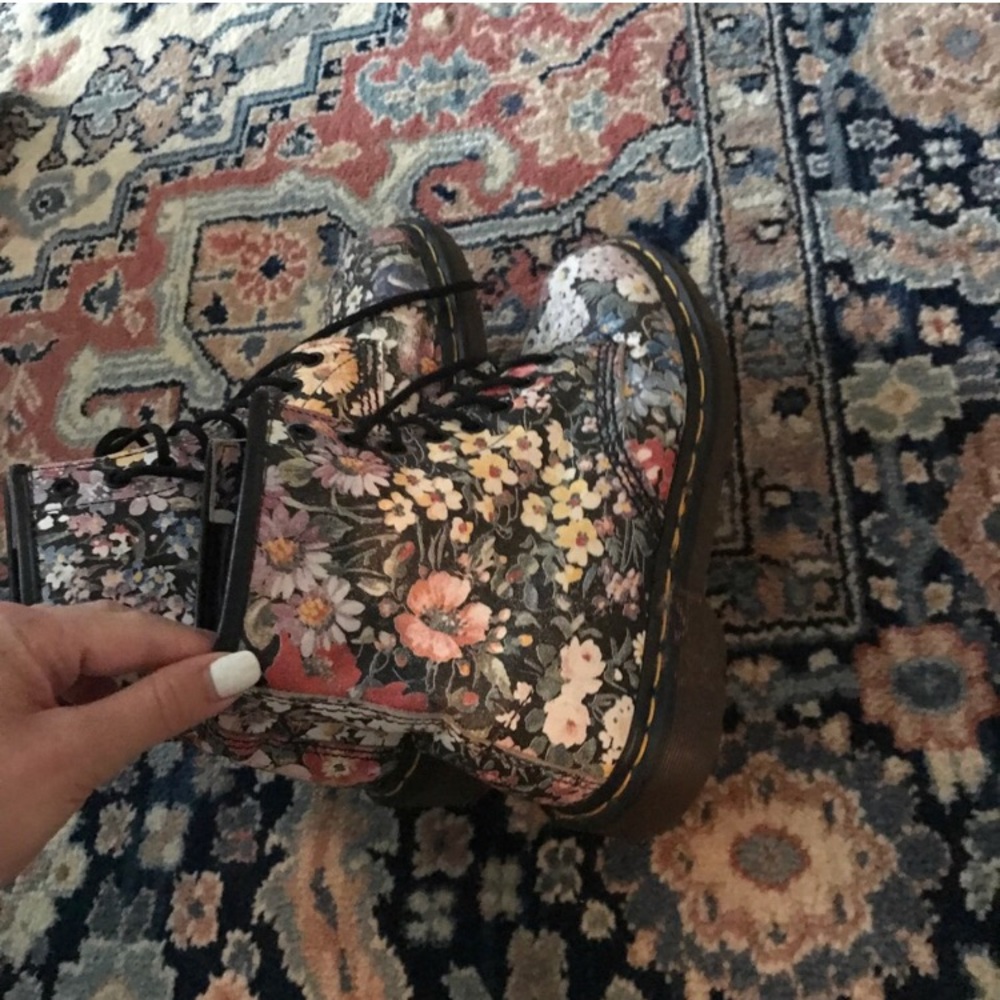 Floral Dr marten