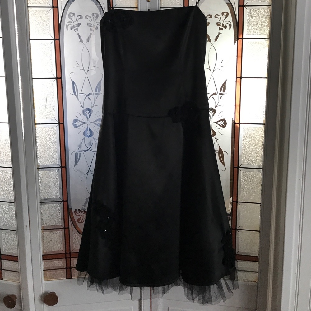 Strapless cocktail dress. Sequin and Flower detail