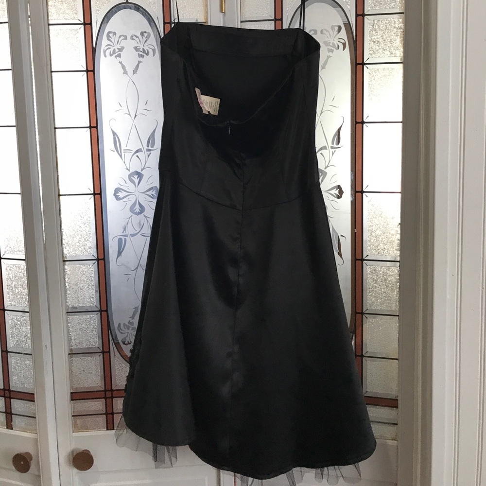 Strapless cocktail dress. Sequin and Flower detail - Picture 4 of 4