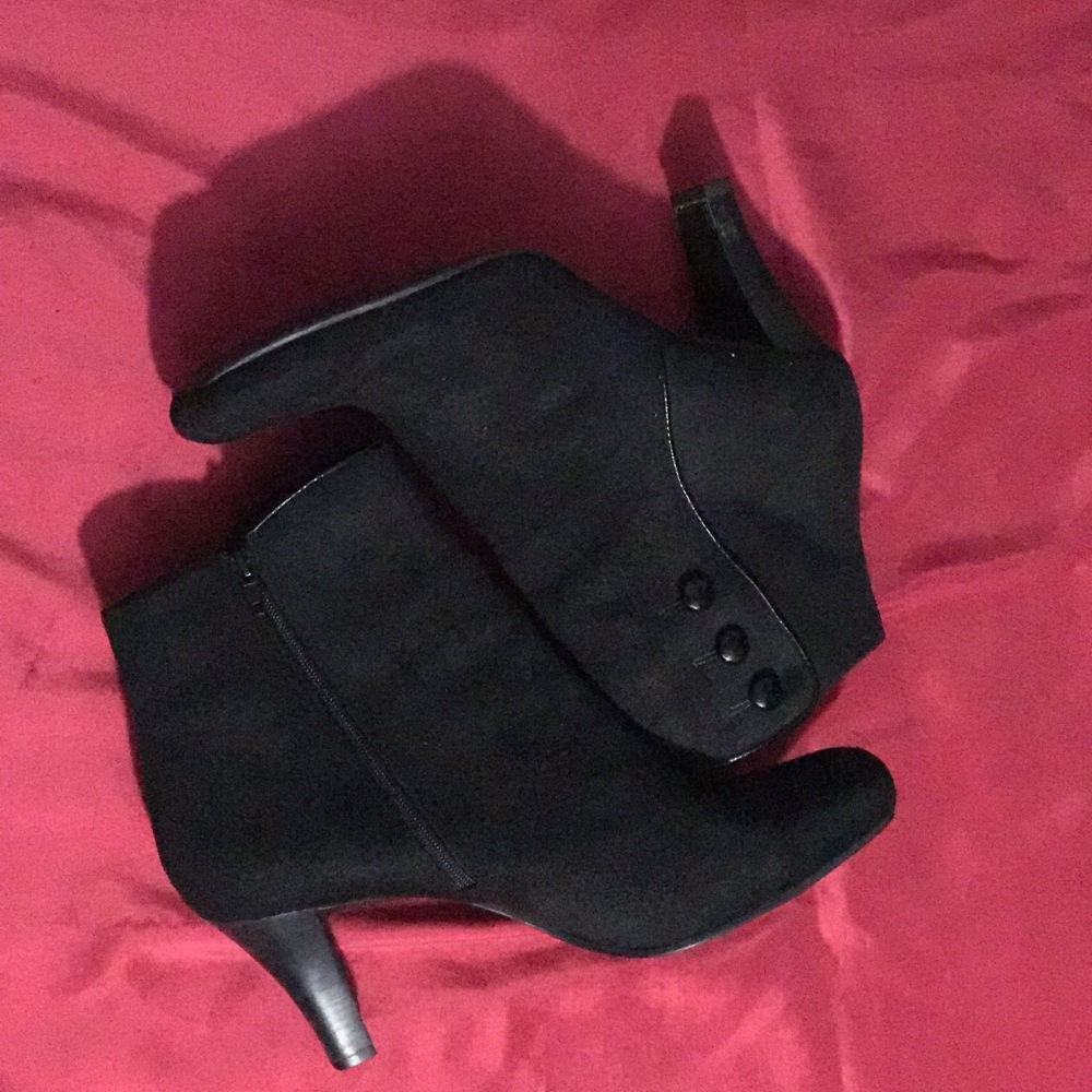 LIZ CLAIBORNE BLACK BOOTIE