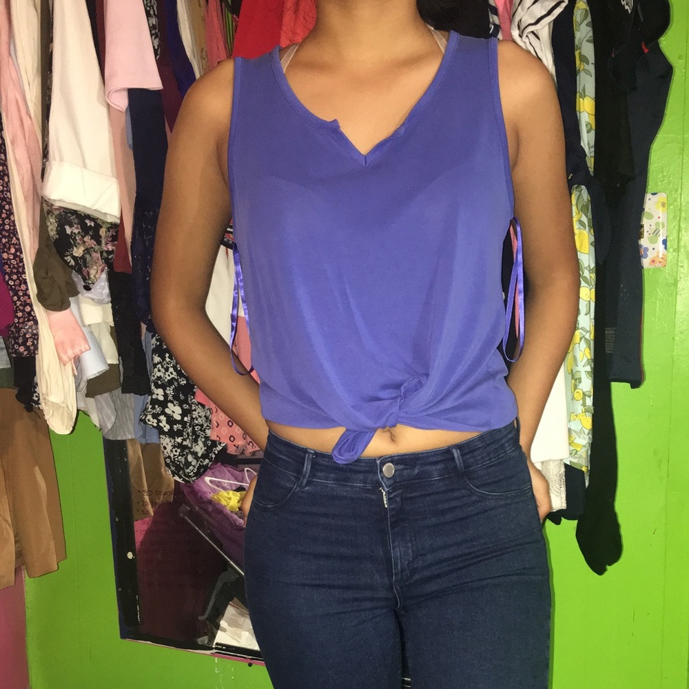 Blue sleeveless top 🦋