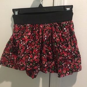 Flexible flowery shorts