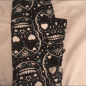 Sugar Skull cropped leggings.