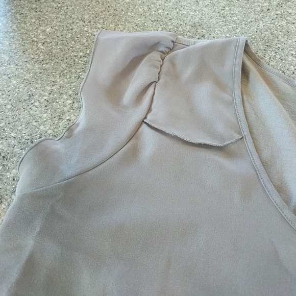 Light grey Gap tee with ruffle overlay - Picture 5 of 6