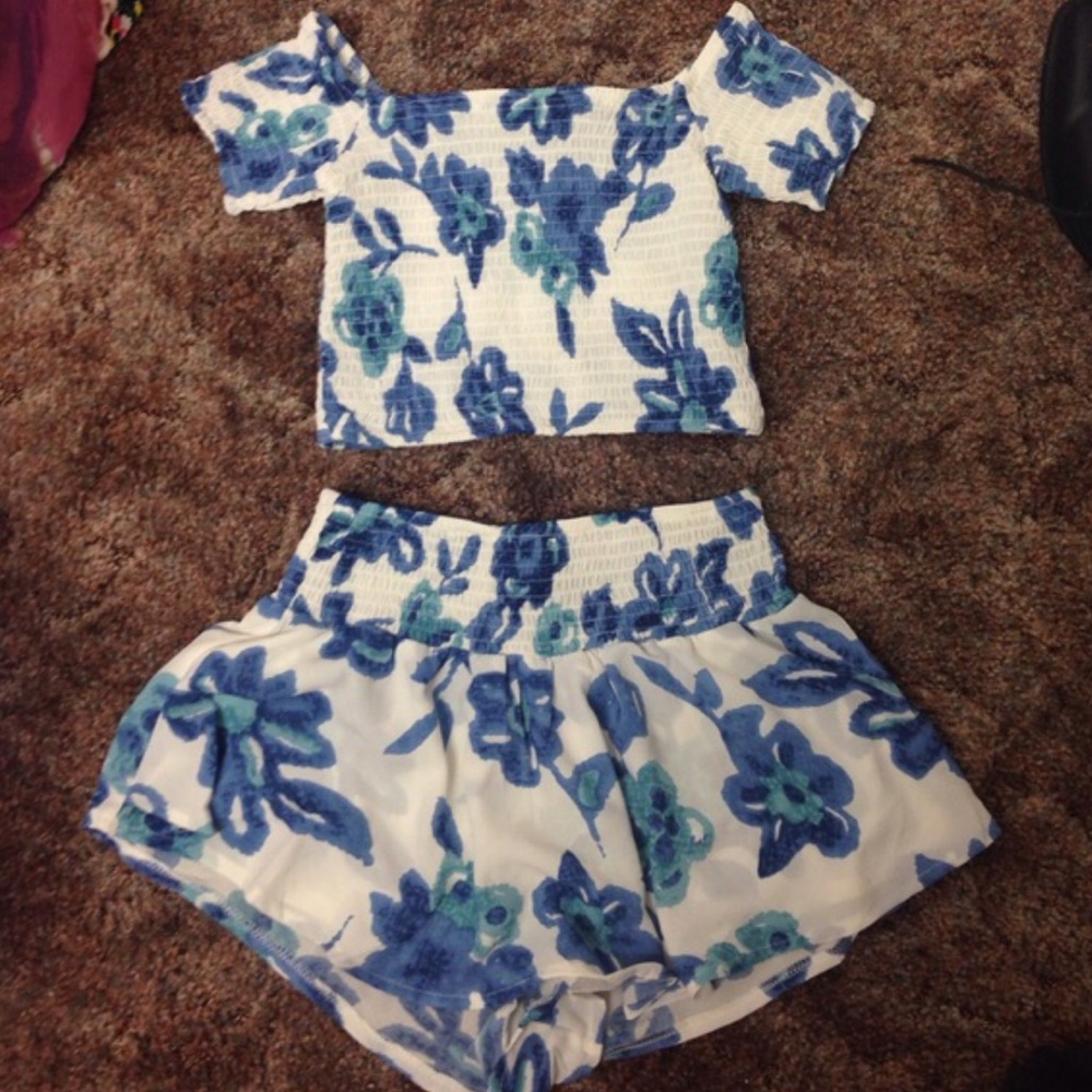 blue and white floral set