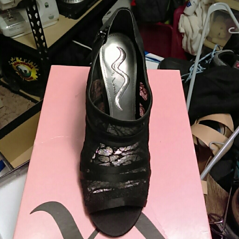 New Shoes, worn three times . Sexy For Dates - Picture 2 of 3