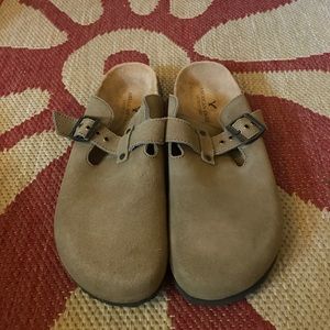 American Eagle Clogs