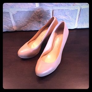 Nude leather pumps