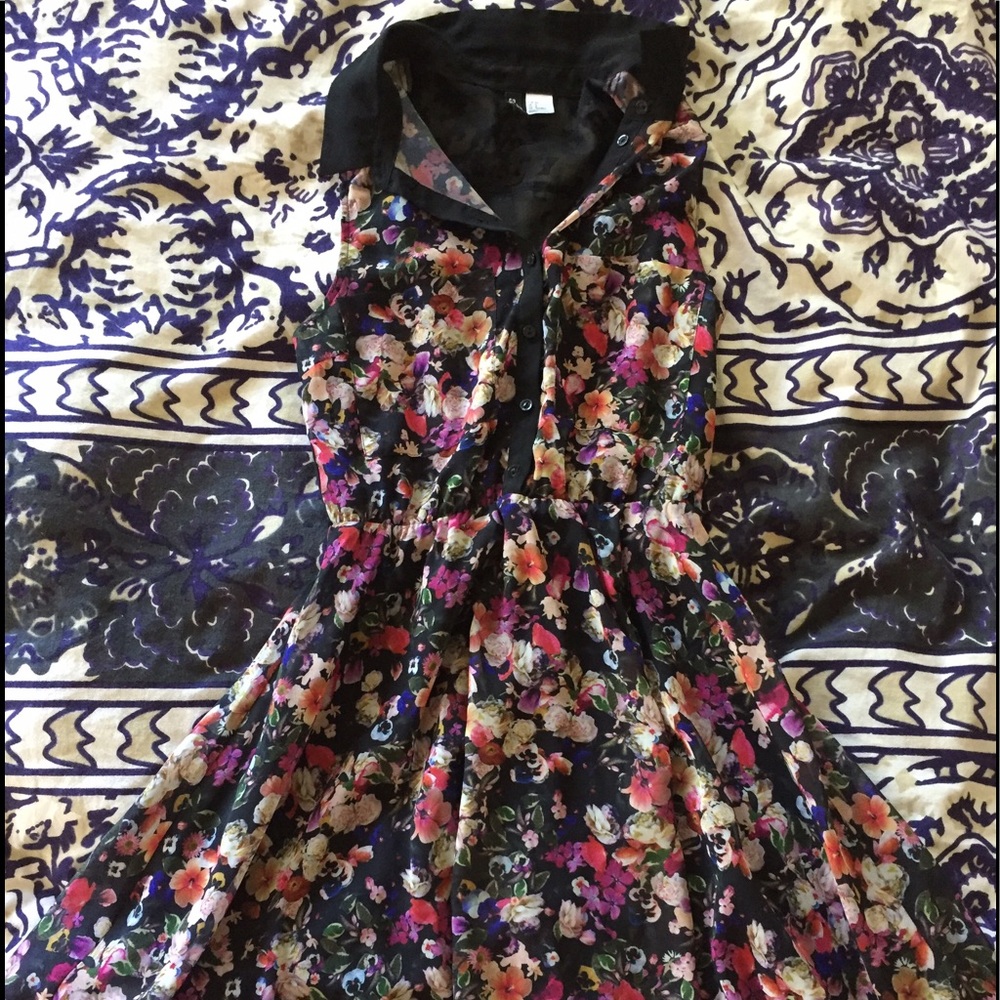 Flowy floral dress with collar