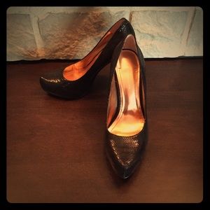 Black snakeskin pumps