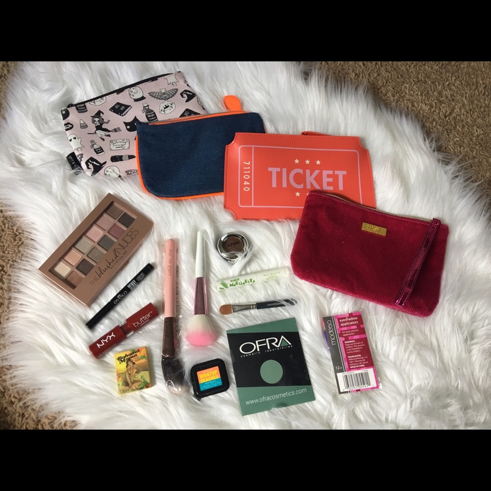 Ipsy collection- 4 bags and 12 sample products💋💄