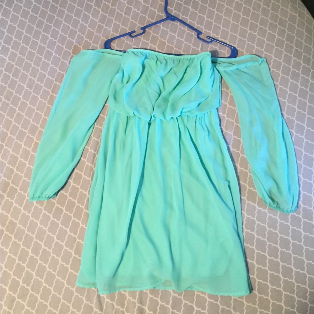 Super cute mint/sea foam colored dress!