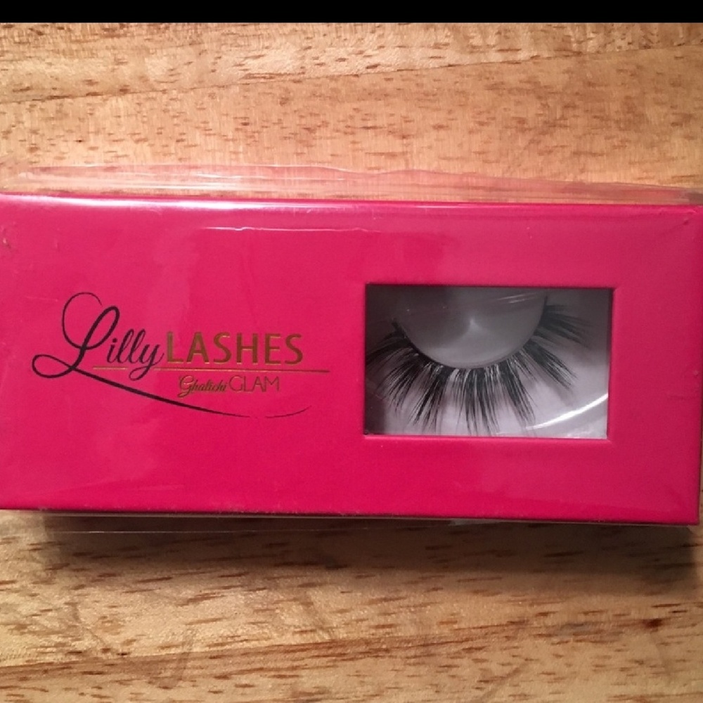 LILLY LASHES in Tease