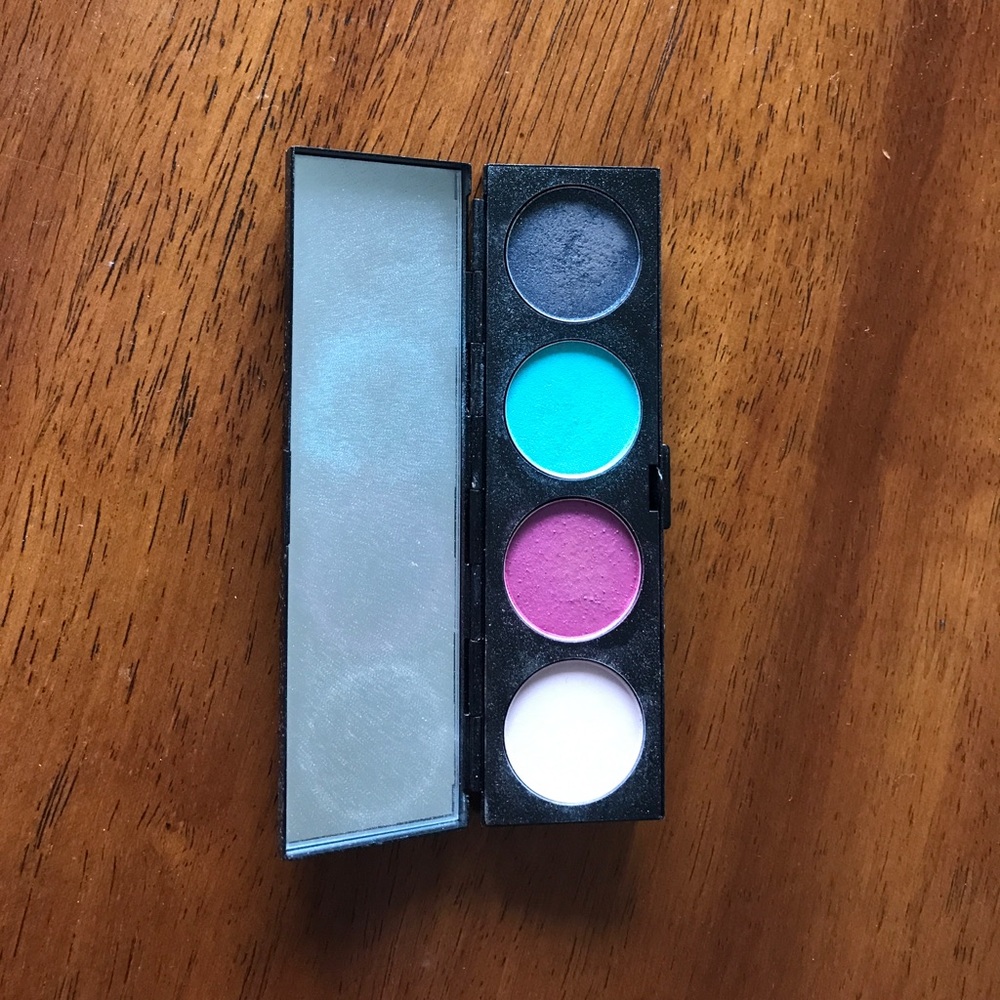 Mac eyeshadow palette ltd edition hello kitty