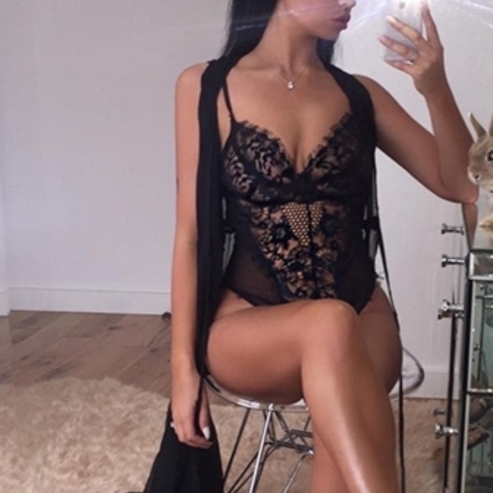 “Queen" white lace top - Picture 6 of 7