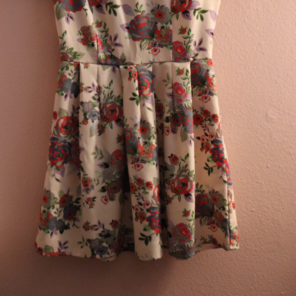 Forever 21 Dresses - NWOT Floral Short Sleeve Dress Forever 21 Dresses - NWOT Floral Short Sleeve Dress