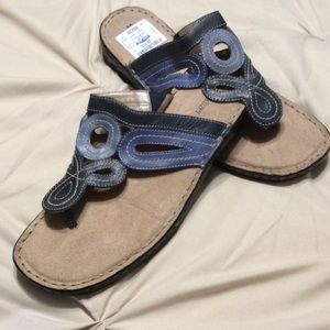 Naturalizer size 10m Navy sandals.