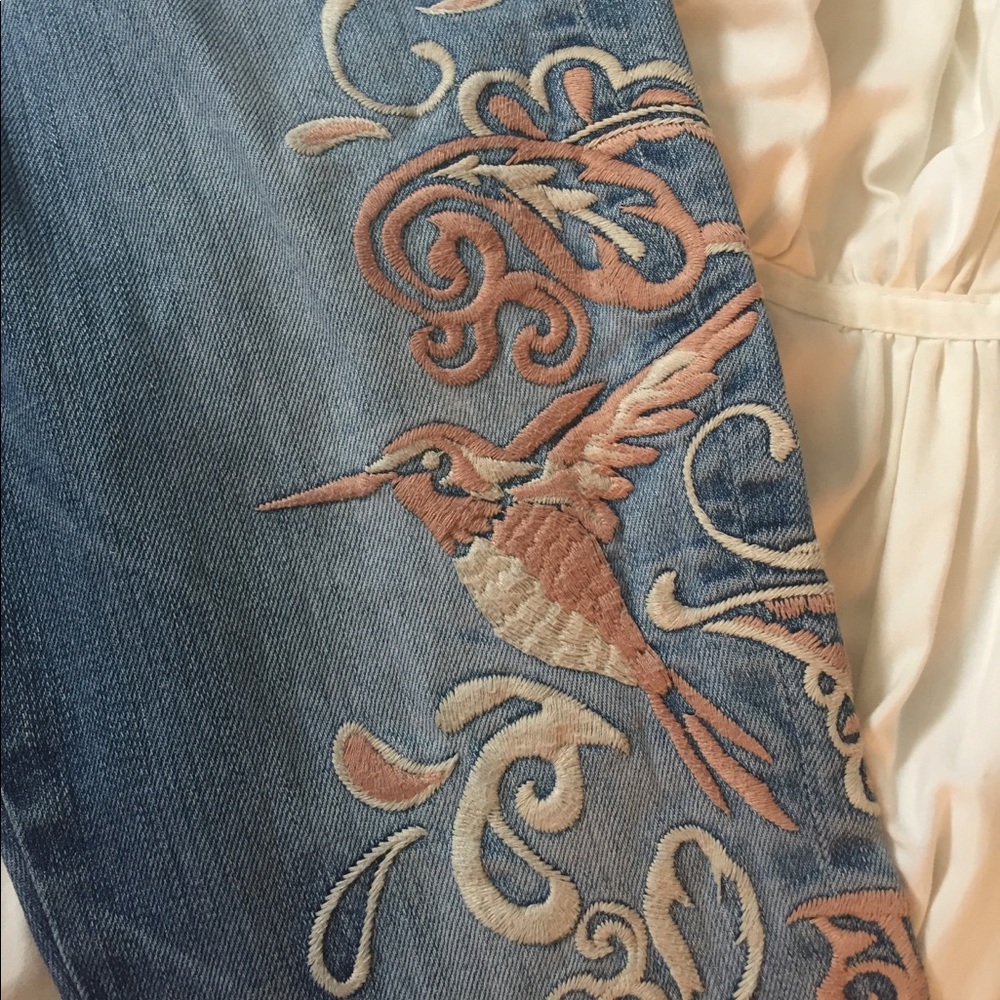Guess Jeans with hummingbird detail left thigh