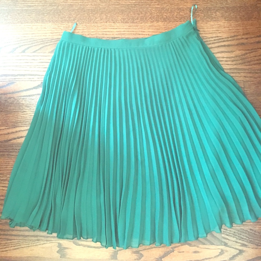Jade pleated skirt