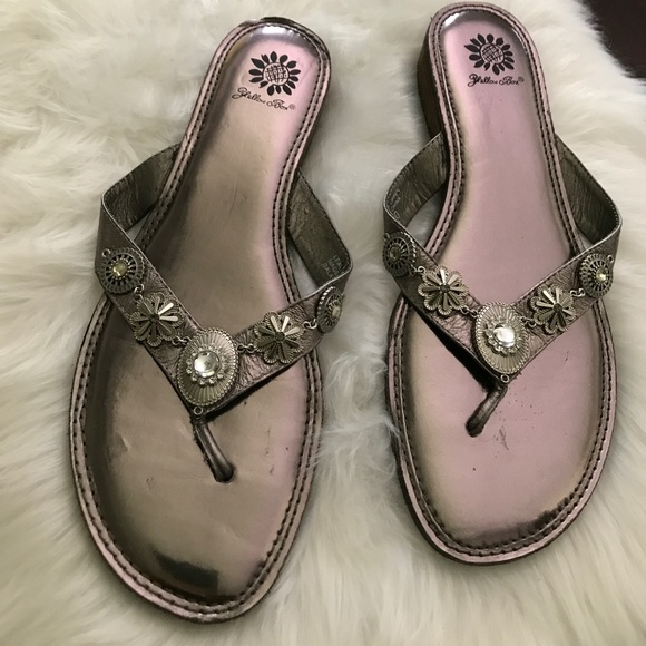 Yellow Box Shoes - Yellow Box metallic flip flop sz 10 metal chonchos