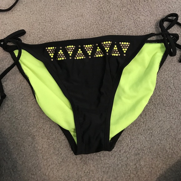 Bikini - Picture 3 of 3