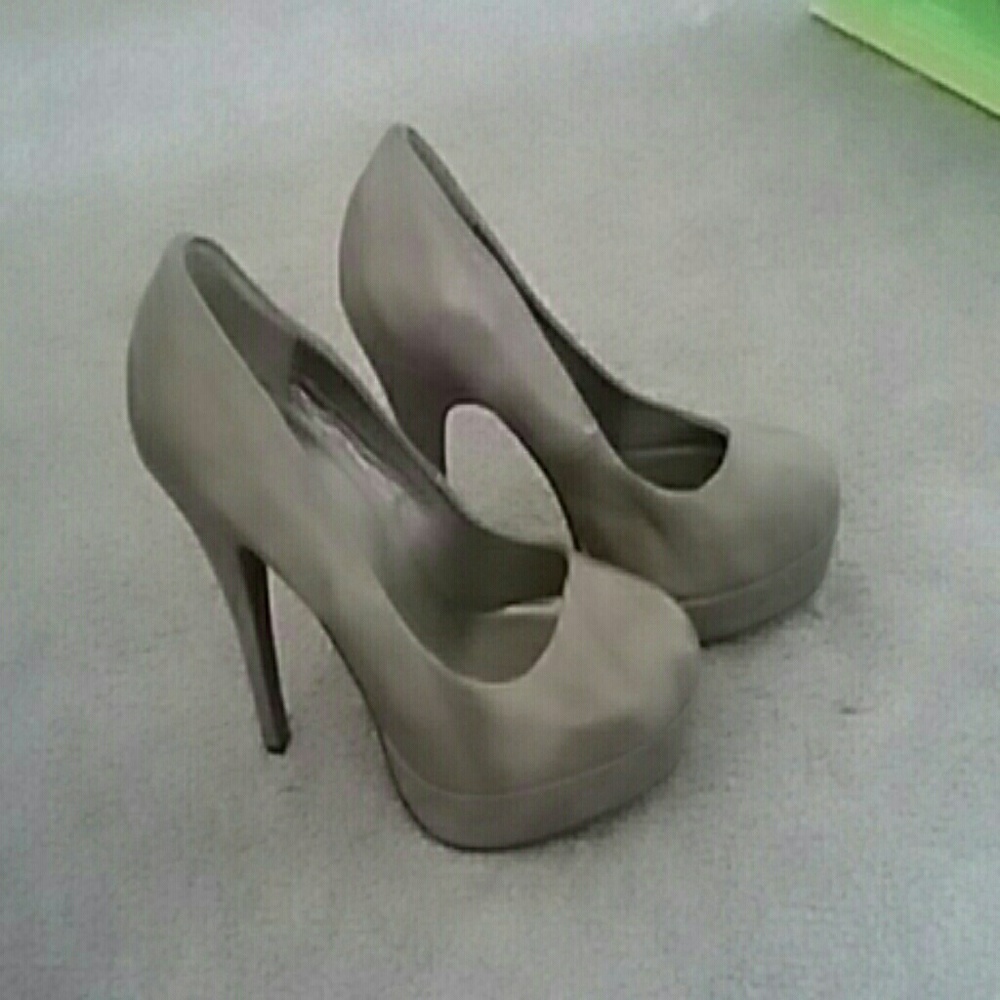 High heel pumps