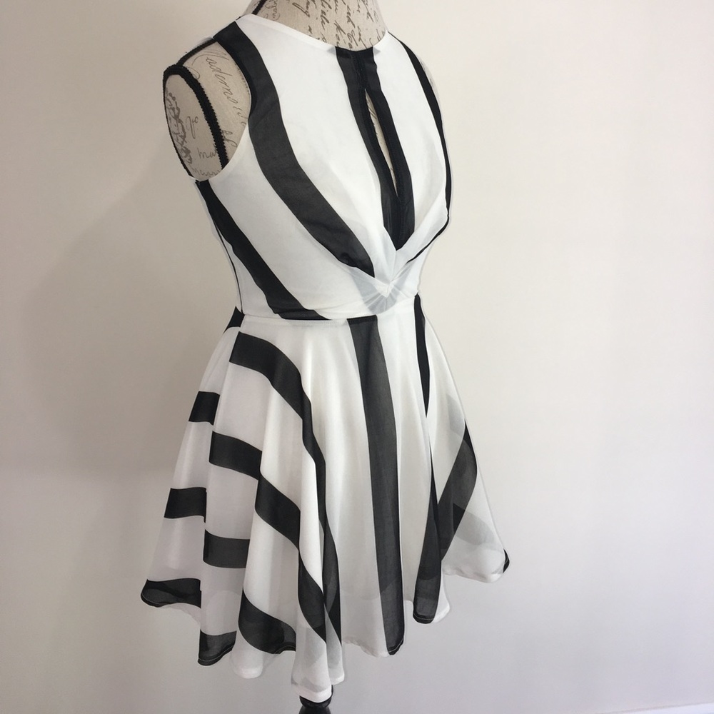 Sans Souci Flirty Dress* - Picture 2 of 8