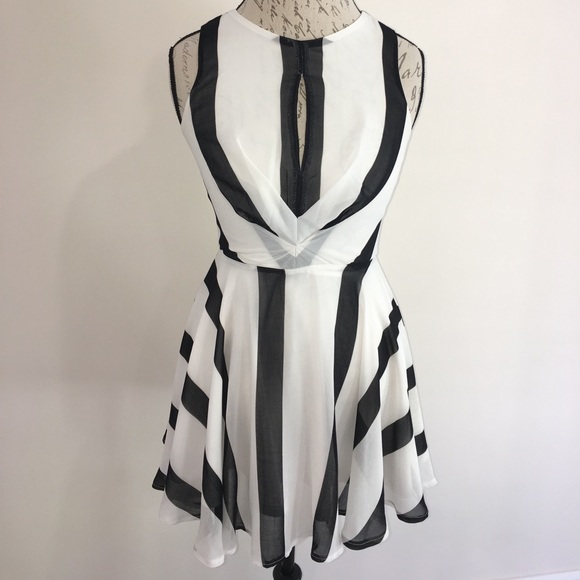 Sans Souci Dresses & Skirts - Sans Souci Flirty Dress*