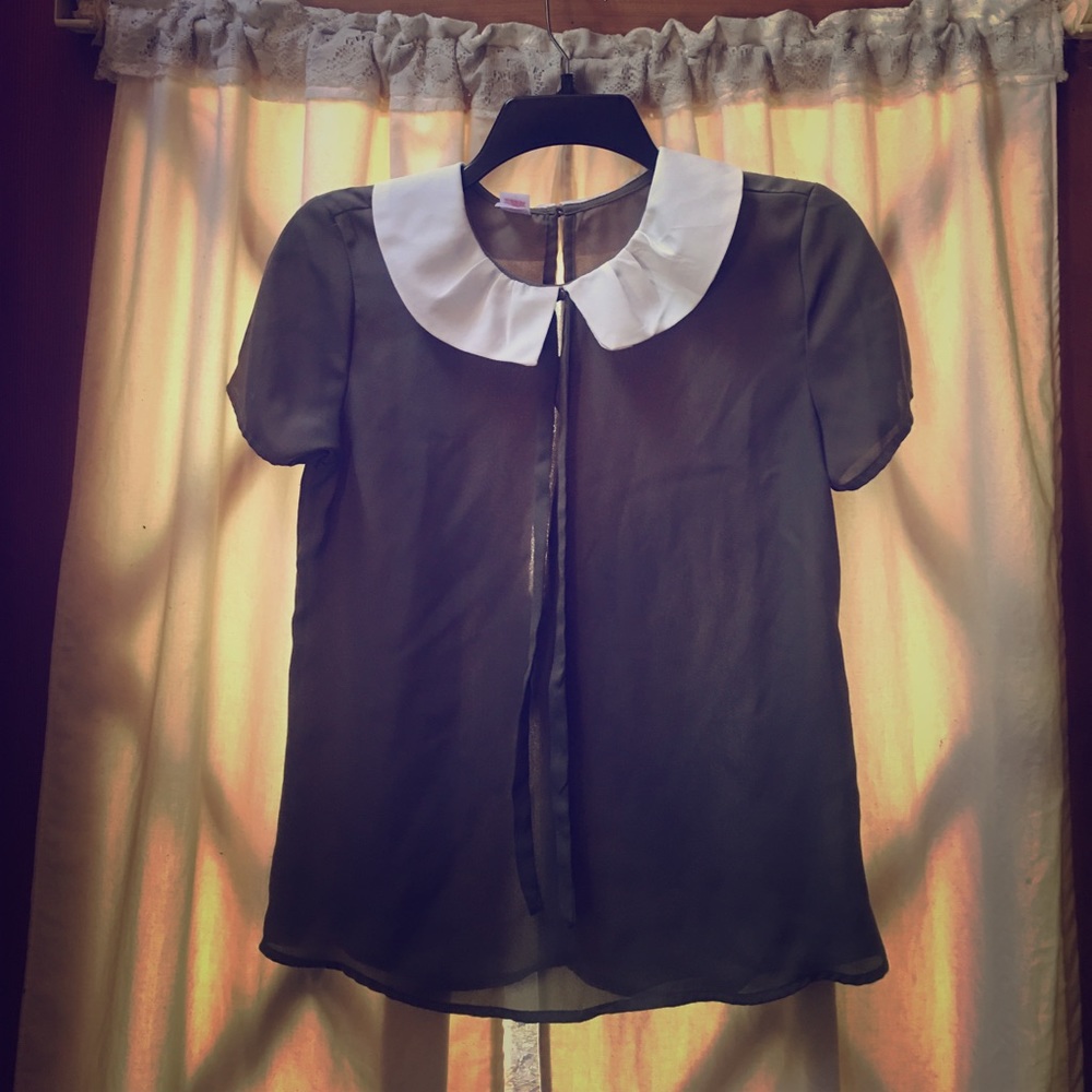 Olive top with cream collar. Brand Bongo