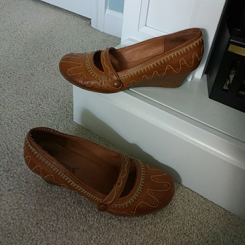 Dollhouse wedge shoe