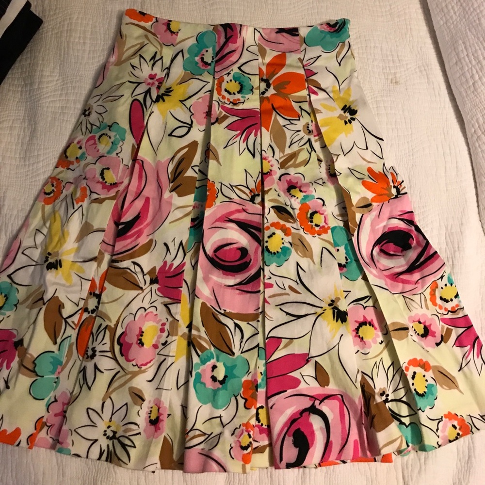 Flowery pleated skirt