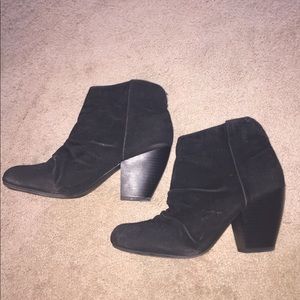 Black heeled bootie