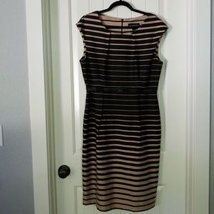 Sleeveless dress with belt