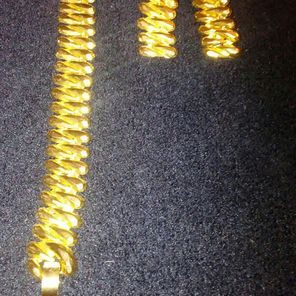 Bracelet and earring set.