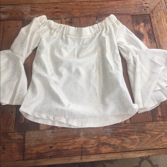 Off shoulder bell sleeve ❤️one left in a large - Picture 3 of 4