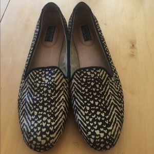 Like New Women's Me Too Animal (cow) Hair Flats