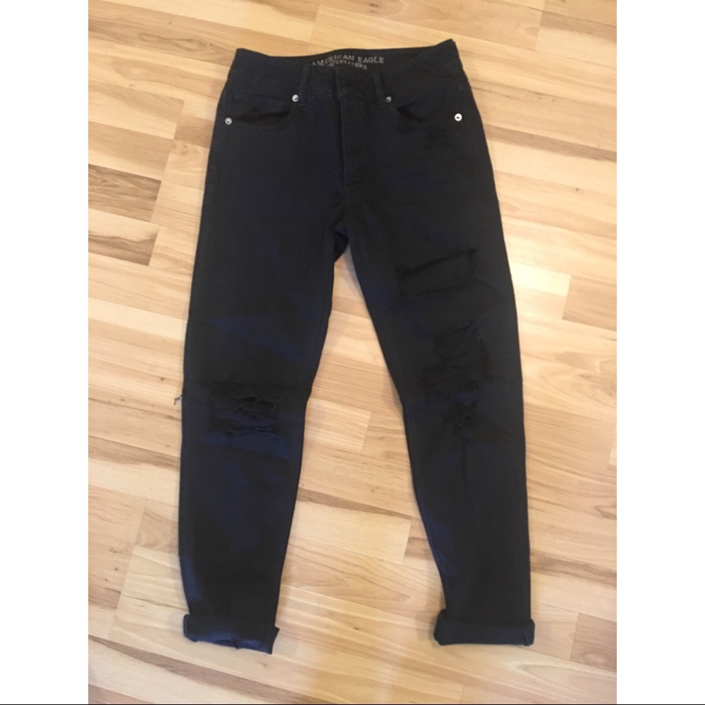 Black Distressed Tomgirl American Eagle jeans