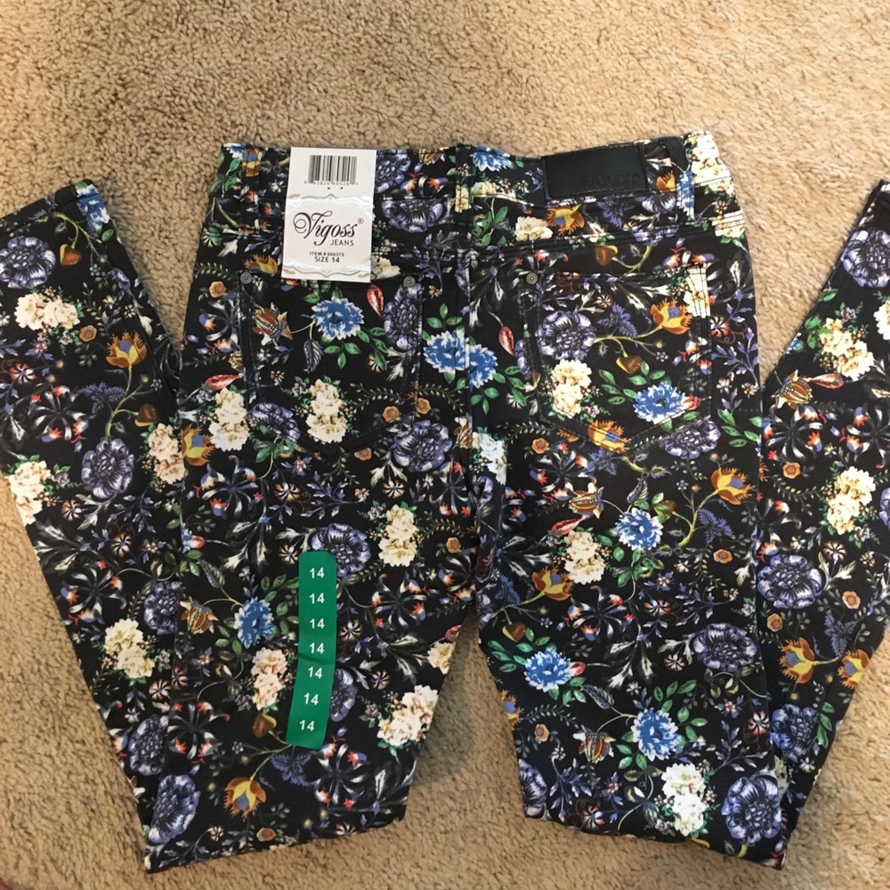 NWT. Style statement Vigoss jeans.